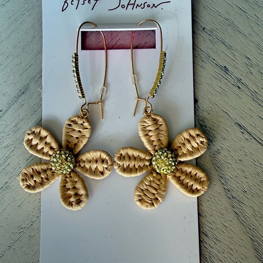 New Betsey Johnson Spring Chick Raffia Daisy Dangle Earrings - Picture 3 of 7